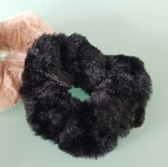 Faux Fur Srunchie - Picture 2 of 4